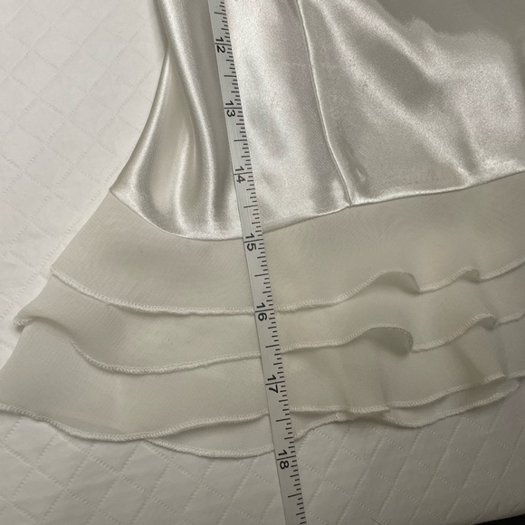 La Vie En Rose stunning 2 Piece Pyjama Set in cream satin with ruffles. Size XL - Picture 12 of 16